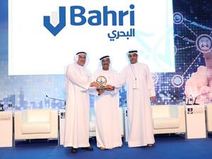 الأستاذ عبدالله بن علي الدبيخيالرئيس التنفيذي لشركة البحري يستلم الجائزة
