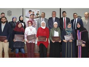 في نهاية الحفل وزع الأستاذ لؤي أبوعصبة الشهادات على المشاركين في الدبلومين.