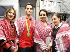 موظفو الملكية الأردنية يعبرون عن اعتزازهم بمرافقة البطل أحمد أبو غوش على رحلة باريس - عمان