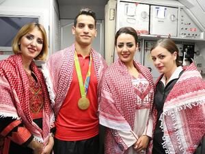 موظفو الملكية الأردنية يعبرون عن اعتزازهم بمرافقة البطل أحمد أبو غوش على رحلة باريس - عمان