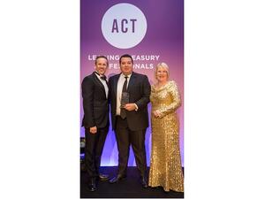 آدم بوقديدة، أمين الخزينة بالإنابة في مجموعة الاتحاد للطيران يحمل جائزة خبير شؤون الخزينة للعام ويحيط به كل من ماثيو هيرن، رئيس الشؤون المالية في مبادلة، وكارولين ستوكمان، الرئيس التنفيذي لجمعية أمناء الخزينة للشركات.