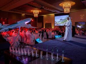 عادل الملا، نائب الرئيس لشؤون إدارة المشتريات والتوريد في مجموعة الاتحاد للطيران، خلال عرضه التقديمي أثناء ندوة "معاً من أجل مستقبل مستدام".