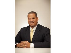 جوزيف هيرنانديز مدير شؤون التسجيل والقبول بالجامعة