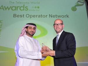 علي أميري نائب الرئيس، إتصالات، يتسلم الجائزة