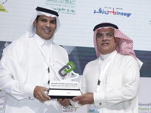 معالي الدكتور نبيل بن محمد العامودي لشركة البحري يتسلم الدرع التذكاري نيابة عن الرئيس التنفيذي للشركة الأستاذ أحمد بن محمد الغيث رئيس البحري للخدمات اللوجستية.