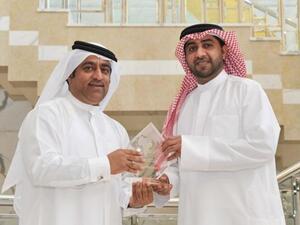 أحمد بن علي لحظة استلام الشهادة