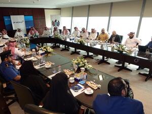 أحمد محبوب مصبح لدى لقائه الوفد السعودي بحضور عبدالله الخاجة وعدد من مسؤولي الدائرة