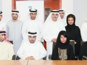 معالي عبد العزيز الغرير، الرئيس التنفيذي لبنك المشرق مع الموظفين