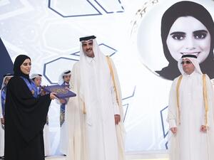 الخريجون الثلاثة تخرجوا من جامعة كارنيجي ميلون في قطر خلال عام 2017.