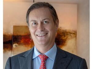 السيد ألِكس لينين رئيس عمليات المجموعة في مقر البنك في البحرين.