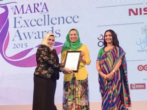 آمال بنت حسين اللواتية الرئيسة التنفيذية لقسم تجربة العملاء في Ooredoo تستلم الجائزة