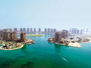 مشهد عام من الجو يجسد روعة وجمالية جزيرة اللؤلؤة قطر