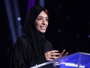 مبتكرة تستعرض فكرة مشروعها أمام لجنة التحكيم خلال مرحلة التصفيات الأولية من برنامج نجوم العلوم.