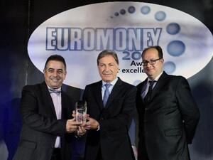 أندريه الصايغ الرئيس التنفيذي للبنك وكريم قروي ، مدير تدقيق الحسابات والمالية في بنك الخليج الأول يتسلمان الجائزة