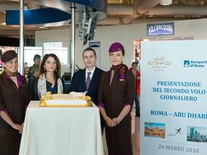 أنطونتيلا كاتالدي، المدير العام لمكاتب الاتحاد للطيران في إيطاليا وفيدريكو سكريبوني، رئيس تطوير حركة الطائرات في مطارات روما وبجانبهما أفراد طاقم الضيافة من الاتحاد للطيران. 