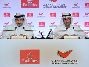 	الشيخ ماجد المعلا نائب رئيس أول طيران الإمارات لدائرة العمليات التجارية، وسهيل العريفي المدير التنفيذي للجنة دوري المحترفين خلال المؤتمر الصحافي