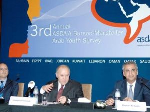 مدراء في بيرستون مارستيلر ومجموعة ميناكوم يتحدثون خلال المؤتمر الصحفي