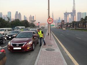 Arabian Automobiles’ dedicated team recently distributed light meals at traffic intersections in Dubai just before Maghrib prayers. 