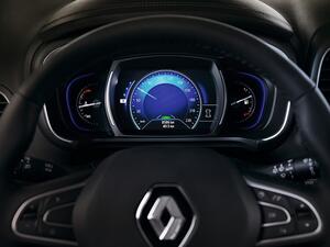 من خلال شاشة "آر لينك 2" التي تعمل باللمس، يمكن للسائق الوصول إلى جميع مزايا الراحة في السيارة ووسائل القيادة المساعدة والأمان والوسائط المتعددة. 