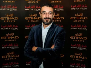 يظهر في الصورة أسد فولادكار، مخرج فيلم "بالحلال" خلال الليلة الافتتاحية لمهرجان الأفلام العربية في أستراليا الذي يُقام في مدينة سيدني