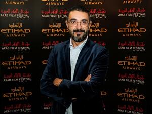 يظهر في الصورة أسد فولادكار، مخرج فيلم "بالحلال" خلال الليلة الافتتاحية لمهرجان الأفلام العربية في أستراليا الذي يُقام في مدينة سيدني