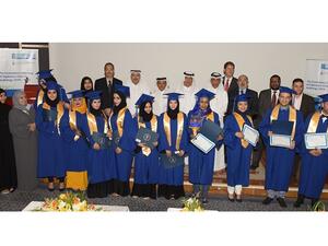 فوج الخريجين وقادة في مؤسسة حمد الطبية في صورة جماعية عقب حفل التكريم