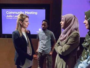 المصورة والمخرجة جوليا ليب خلال اللقاء.