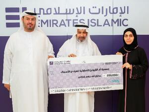 سلمت عواطف الهرمودي، مدير عام الإدارة التنفيذية في "الإمارات الإسلامي"، شيكاً بمبلغ التبرع المقدم من صندوق الإمارات الإسلامي الخيري إلى حسين الهاجري، رئيس مجلس إدارة جمعية أم القيوين التعاونية لصيادي الأسماك، بمقر المصرف في دبي.