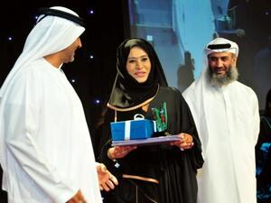 عائشة البلوشي، مدير إدارة تميز الأعمال ورئيس قسم الموارد البشرية بالإنابة في مجموعة دبي للعقارات تتسلم الجائزة