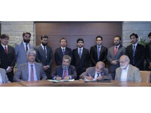 Chief Risk Officer Syed Tariq Hassan, Chief Information Officer Faiz Ur-Rehman, CEO – BenchMatrix (signatory) Irfan Fazli, CEO President - Meezan Bank (signatory) Irfan Siddiqui and Chairman BenchMatrix
Kamran Shahzad