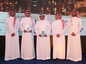 تسلم الجوائز الثلاث نيابة عن شركة البحري الأستاذ عبدالكريم العبدالكريم مدير أول لتأجير السفن في قطاع البحري للنفط والأستاذ المهند الشثري مدير العلاقات العامة في البحري.