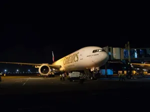 	طائرة البوينج 777-300ER في مطار "أي غوستي نورا راي الدولي" مدشنة خدمة طيران الإمارات اليومية إلى جزيرة بالي