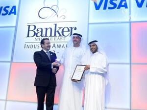 علاء عريقات، الرئيس التنفيذي لبنك أبوظبي التجاري يستلم الجائزة