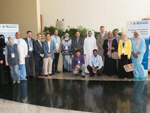 الدكتور معتز باشا (في المنتصف) رفقة مجموعة من المحاضرين والمشاركين في المؤتمر
