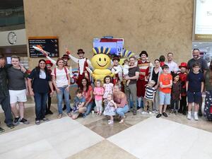 بدأت الزيارة بمقابلة شخصية مدهش والتقاط الصور التذكارية معها.