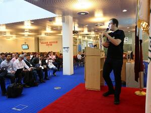 مُعَلِمون إقليميون يستمعون بإنصات إلى أحد المتحدثين في مؤتمر تطبيقات جوجل للتعليم، الذي استضافه مكتب التعليم ما قبل الجامعي بمؤسسة قطر