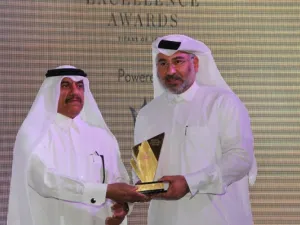 المهندس عبد الله المحشادي الرئيس التنفيذي لشركة مشيرب العقارية يستلم الجائزة