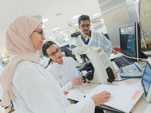 تتطلب مختبرات المستشفى من الفنيين الدقة والإلمام الكامل للعلوم الأساسية.