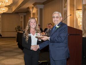 قدم الجائزة مدير مركز أبوغزاله لأبحاث الأعمال في كلية كانيشيوس الأستاذ الدكتور إدوارد غريس.