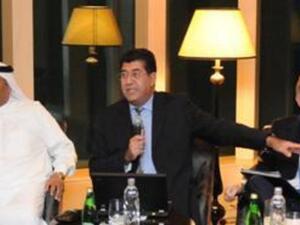جمال فخرو، الشريك التنفيذي في شركة كي بي ام جي، مع الضيوف خلال الحدث