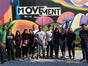 سافر 12 طالبًا إلى اليونان كجزء من برنامج المشاركة المجتمعية بالجامعة.