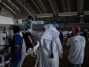 أطفال من رابطة قطر لأسر التوحد يشاركون في برنامج ركوب الخيل بمربط الشقب، الذي نظمه مؤتمر القمة العالمي للإبتكار في الرعاية الصحية (ويش).
