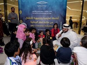 أطفال يستمعون إلى قصة قدمتها مكتبة قطر الوطنية خلال مهرجان "منارة العلم والتنوير"