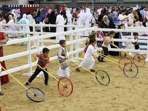 أطفال يشاركون في لعبة شعبية خلال فعاليات الاحتفال بليلة القرنقعوه، التي نظمتها مؤسسة قطر في الشقب. 