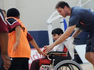 الأطفال ذوو الاحتياجات الخاصة يمارسون ألعاباً خاصة بكرة القدم مع مدربي مؤسسة ليفربول الخيرية والمدربين الرياضيين المحليين.