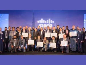 لفائزين بجائزة قمة شركاء سيسكو الإمارات العربية المتحدة 2016 مع كبار المسؤولين التنفيذيين من شركة سيسكو