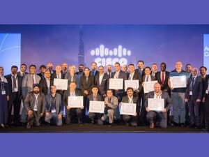 لفائزين بجائزة قمة شركاء سيسكو الإمارات العربية المتحدة 2016 مع كبار المسؤولين التنفيذيين من شركة سيسكو