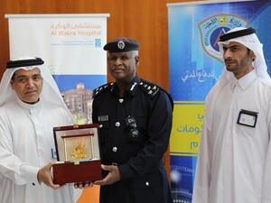 د. محمود الهيدوس يقدم درعا لوفد الدفاع المدني