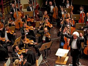 قائد الشرف دميتري كيتاينكو يقود أوركسترا قطر الفلهارمونية على مسرح دار الأوبرا في كتارا