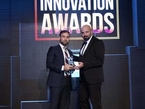 فرهاد عزيزي، الرئيس التنفيذي لشركة عزيزي للتطوير العقاري يستلم الجائزة